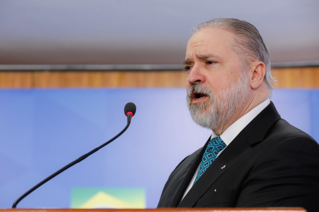 Eduardo Braga apresenta parecer favorável à recondução de Aras à PGR