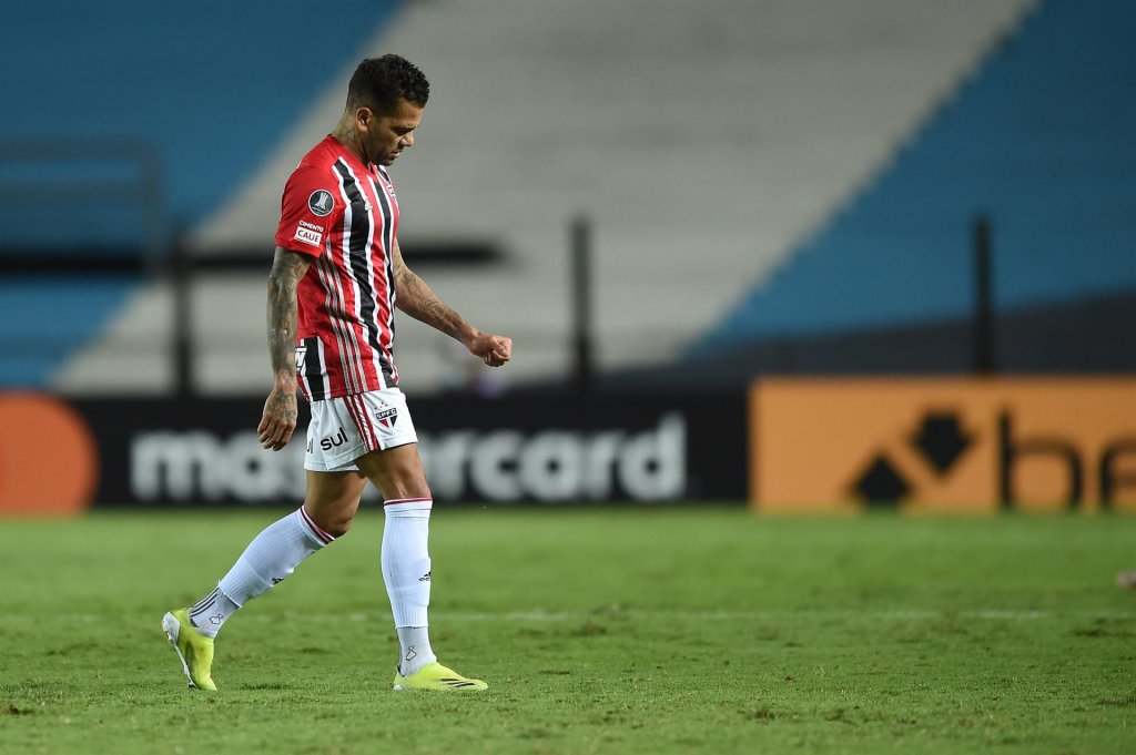 Especulado no Flamengo e no Fluminense, Dani Alves define o que fará até o final do ano; confira