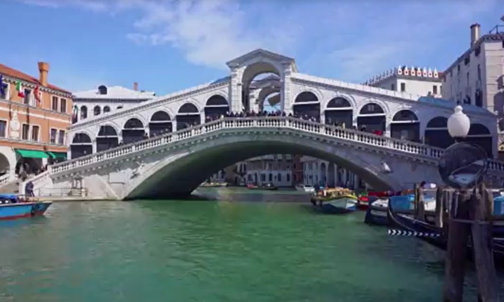 Agência ambiental italiana revela mistério por trás do verde fluorescente que tomou conta do canal de Veneza 