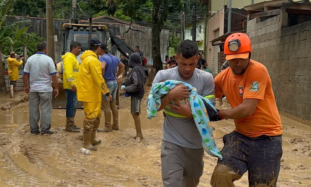 Temporal arrasa litoral norte de SP e mata ao menos 24 pessoas; Tarcísio anuncia operação de resgate com Exército
