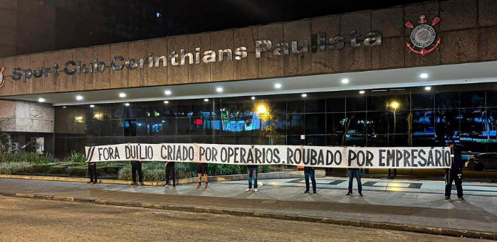 Torcida do Corinthians espalha faixas de protesto contra a direção por todo Brasil; veja fotos