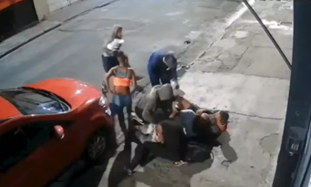 Grupo ataca homem e o deixa seminu na região da Cracolândia em SP; veja o vídeo
