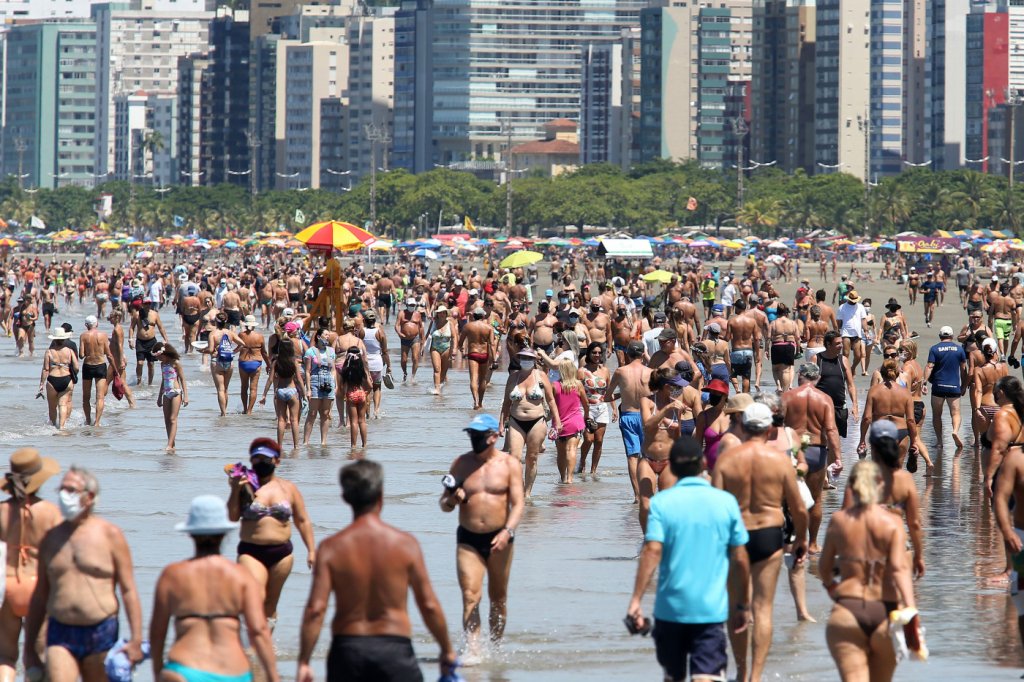 Com direito a show de Belo, final de semana de Carnaval tem aglomerações no Brasil