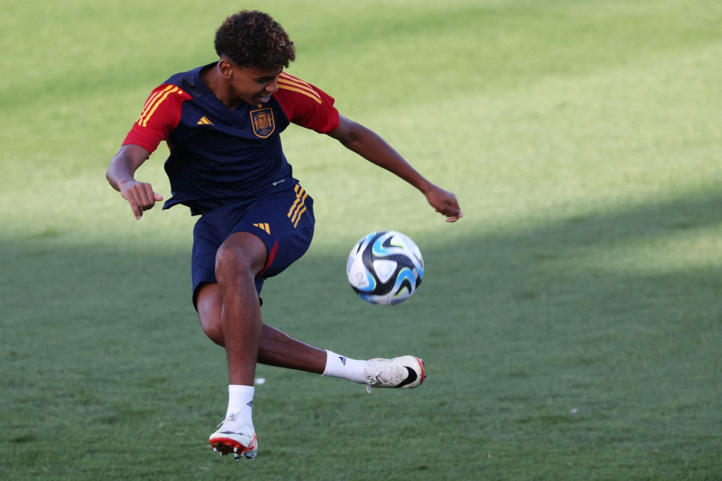 Lamine Yamal se torna jogador mais jovem a marcar gol pela seleção da Espanha