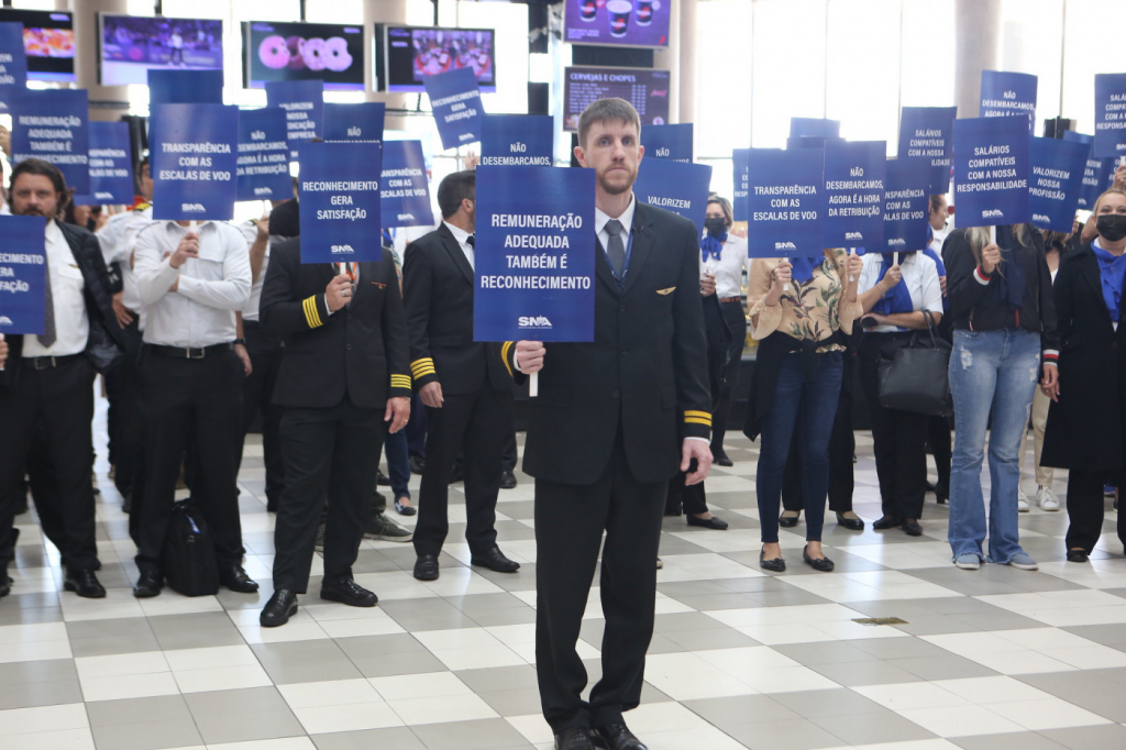 Aeronautas aceitam proposta de reajuste salarial e encerram greve nos aeroportos