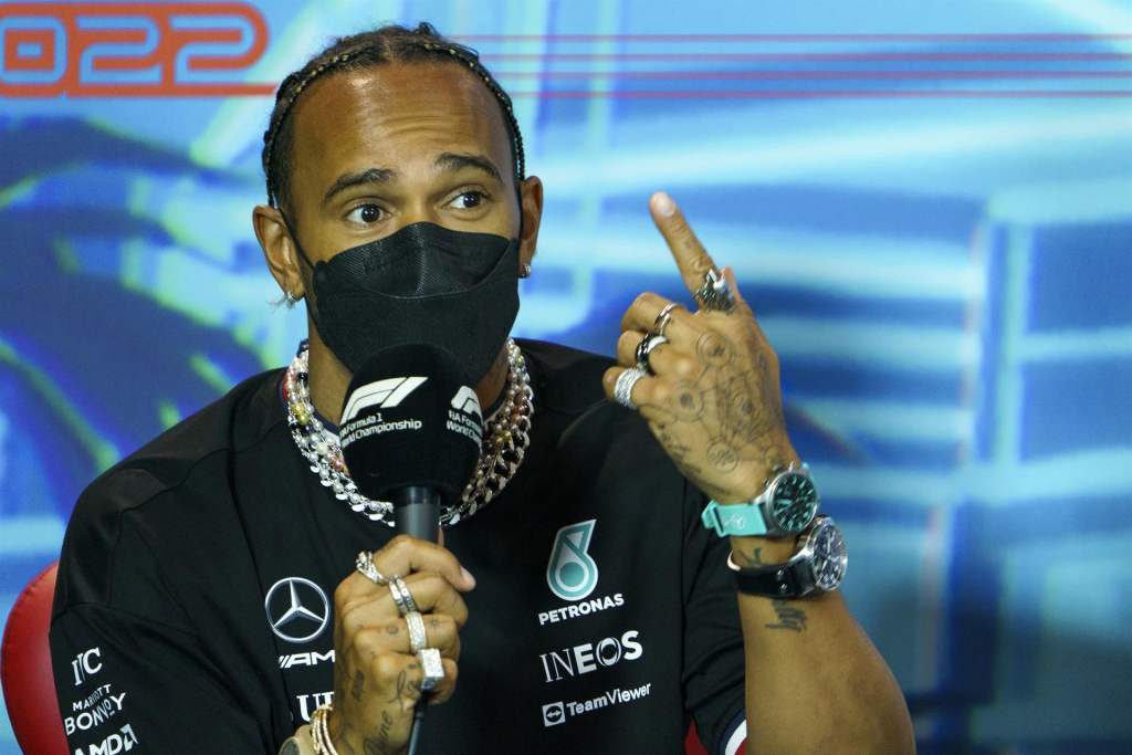 Hamilton usa relógios, anéis e colares em protesto contra proibição de joias na Fórmula 1 
