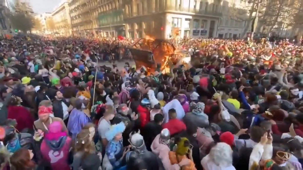 Carnaval reúne mais de 6 mil pessoas nas ruas de Marselha, na França