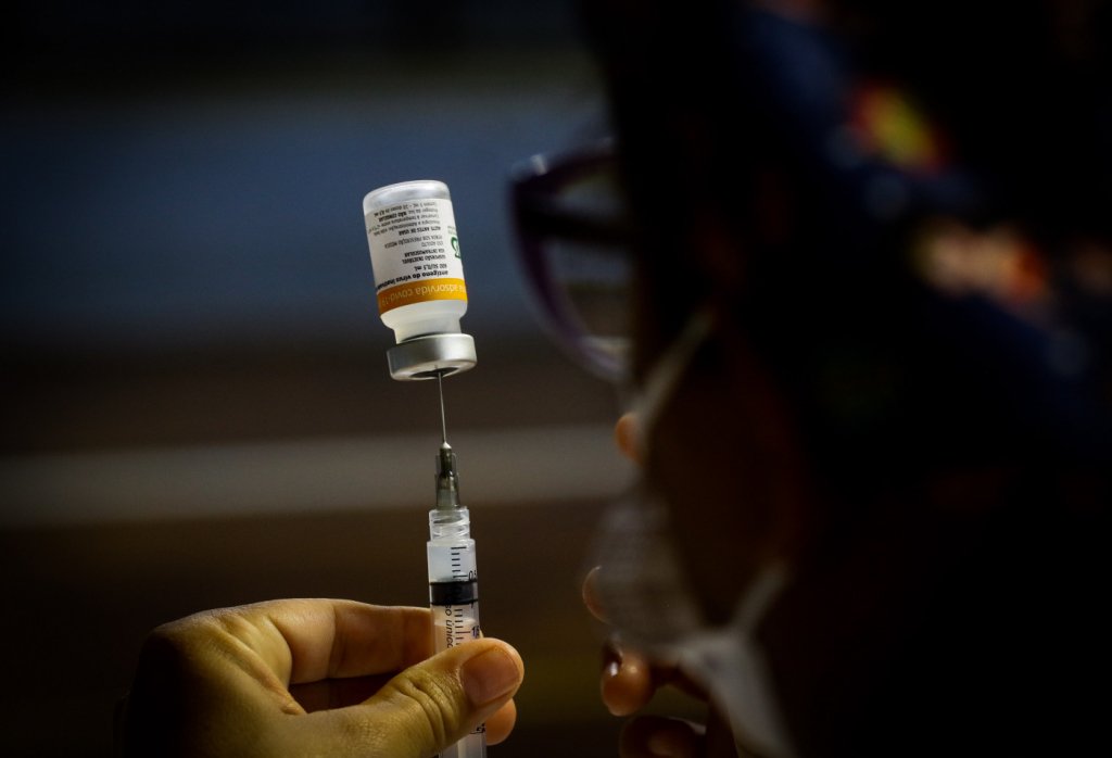 Vacinação reduz em 88% mortes de pessoas com mais de 70 anos no Brasil, diz governo de SP