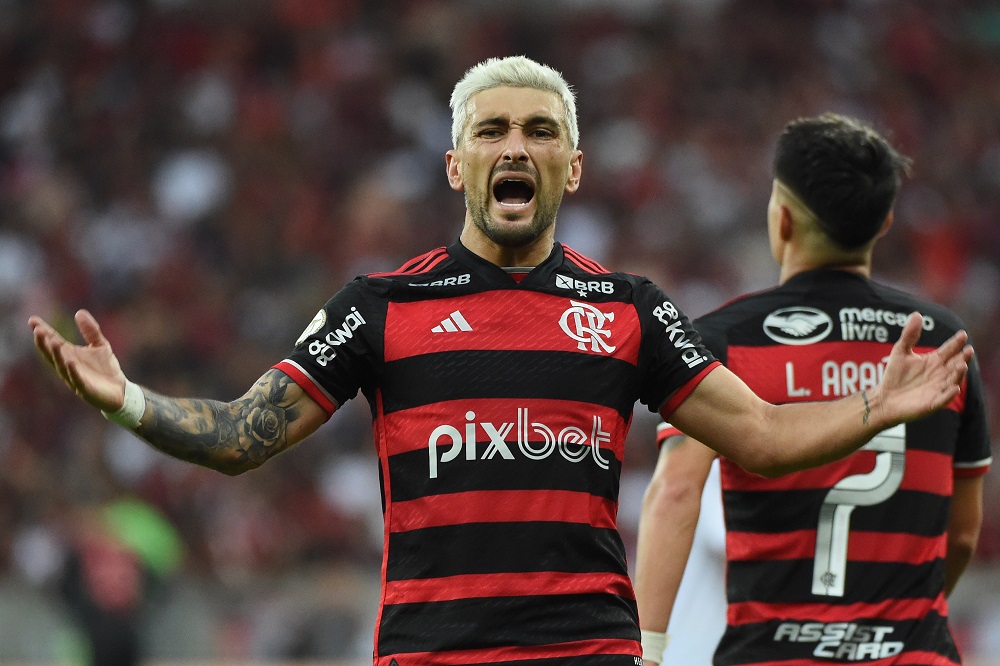 Flamengo vence Atlético-GO no Maracanã e assume a liderança do Brasileirão