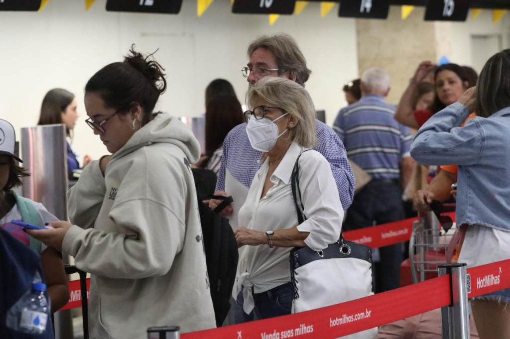 Uso de máscara volta a ser obrigatório em aviões e aeroportos do Brasil nesta sexta-feira