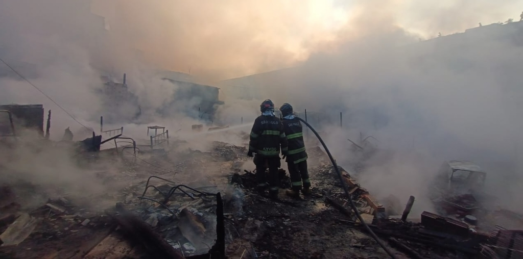 Incêndio atinge comunidade de Osasco e destrói cerca de 30 moradias 