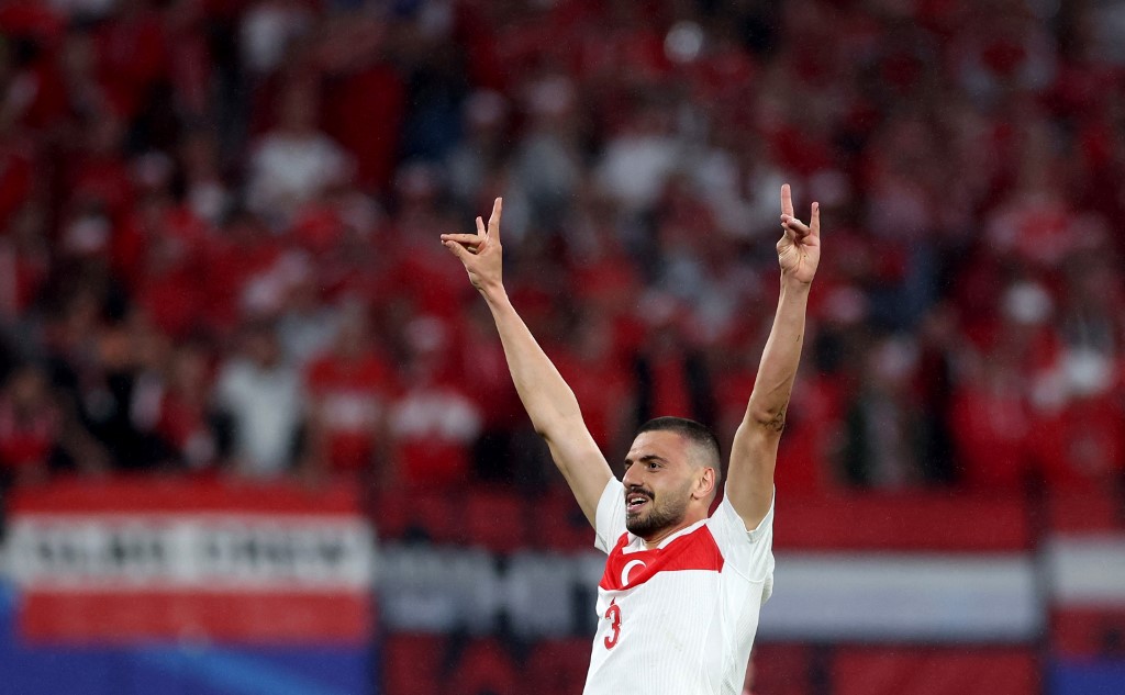 Uefa investiga herói da classificação turca por gesto extremista em comemoração de gol 