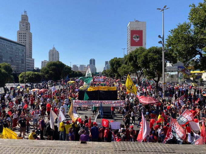 Manifestantes vão às ruas contra Bolsonaro em 13 capitais