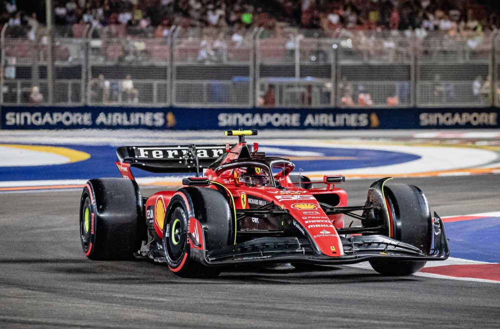 Carlos Sainz conquista a segunda pole consecutiva e larga na frente no GP de Singapura