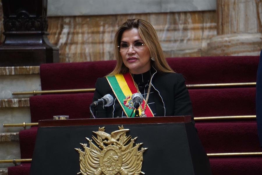 Em carta escrita na prisão, Jeanine Añez agradece Bolsonaro e pede que ‘Deus salve o Brasil’ do ódio