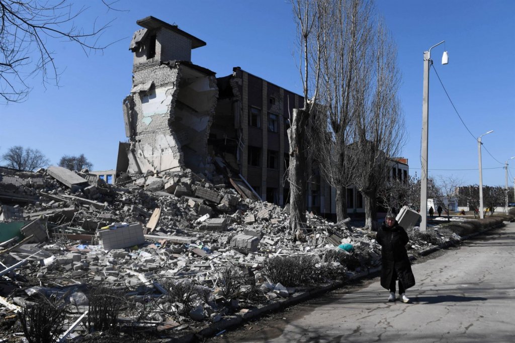 Rússia ataca cidades estratégicas no leste e sudeste da Ucrânia enquanto o Ocidente prepara novas sanções