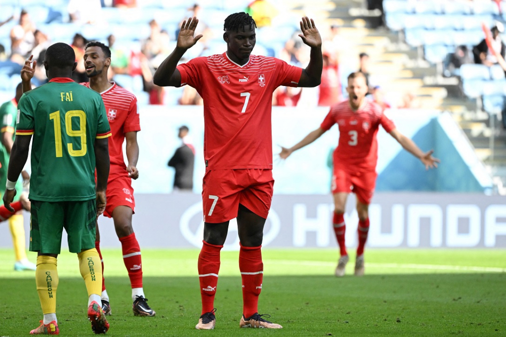 Entenda por que Embolo, atacante da Suíça, não comemorou gol contra Camarões