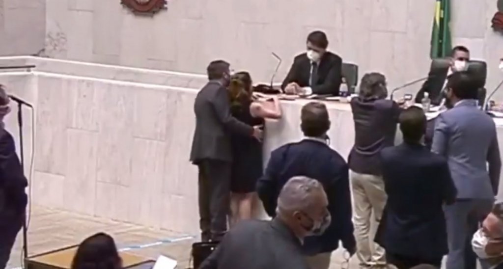 Deputada Isa Penna divulga vídeo e relata assédio de Fernando Cury dentro da Alesp