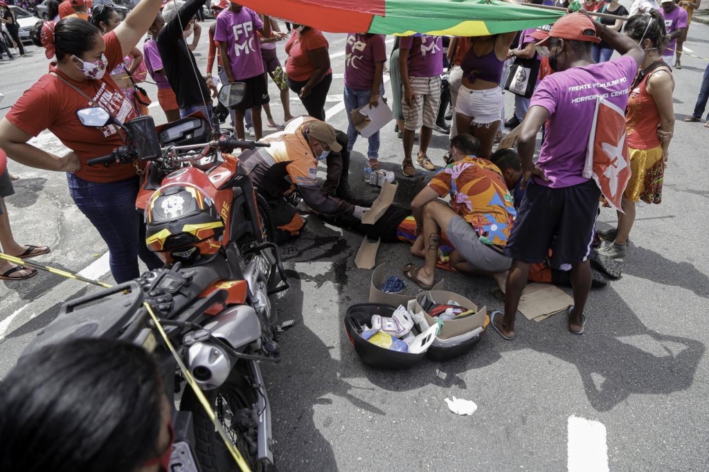 Polícia investiga por tentativa de homicídio homem que atropelou manifestante em ato no Recife