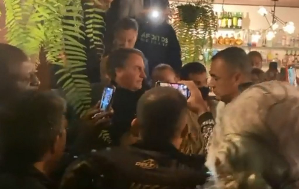 Bolsonaro é ovacionado em pizzaria do litoral Sul de SP; veja vídeo