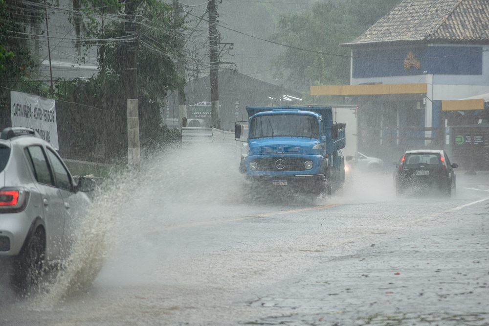 Chuva na região serrana do Rio pode ter mesmo volume que causou tragédia em 2011, alerta Cemaden