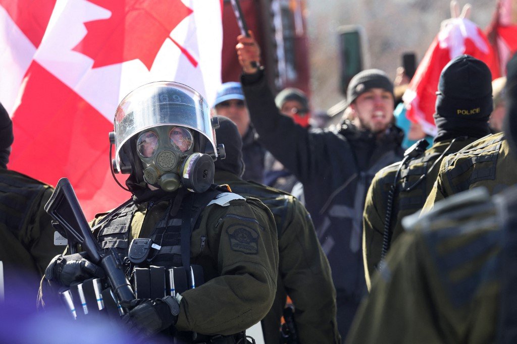 Polícia canadense prende mais de 100 manifestantes durante protesto em Ottawa