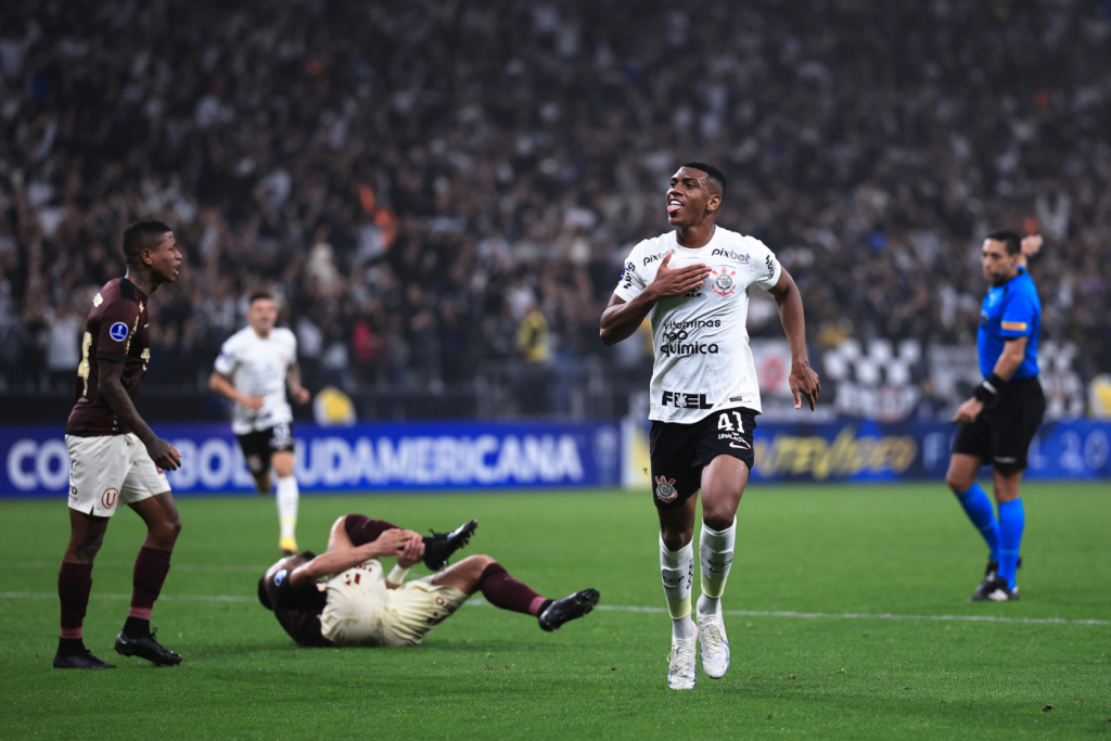Com time de garotos, Corinthians vence o Universitario nos playoffs da Sul-Americana