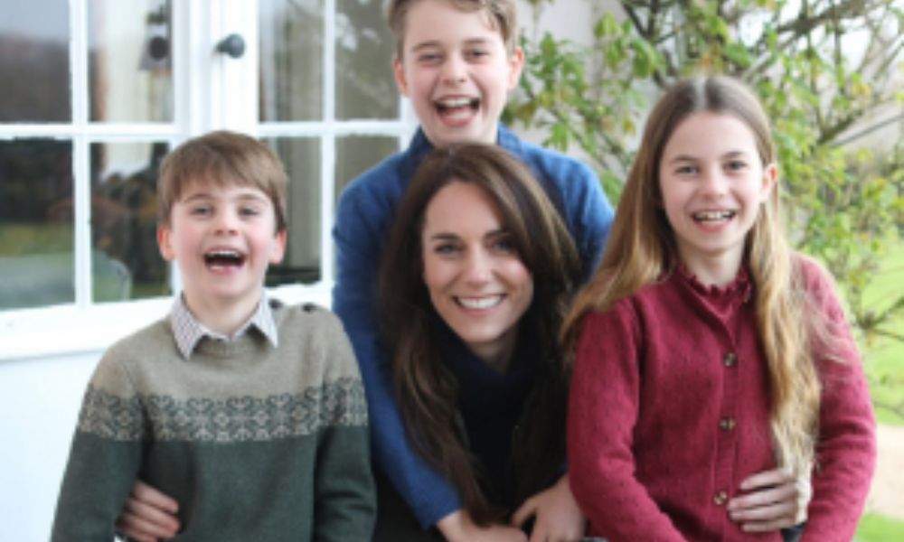 Princesa Kate se desculpa após manipulação de foto de família: ‘Faço experiências com edição’