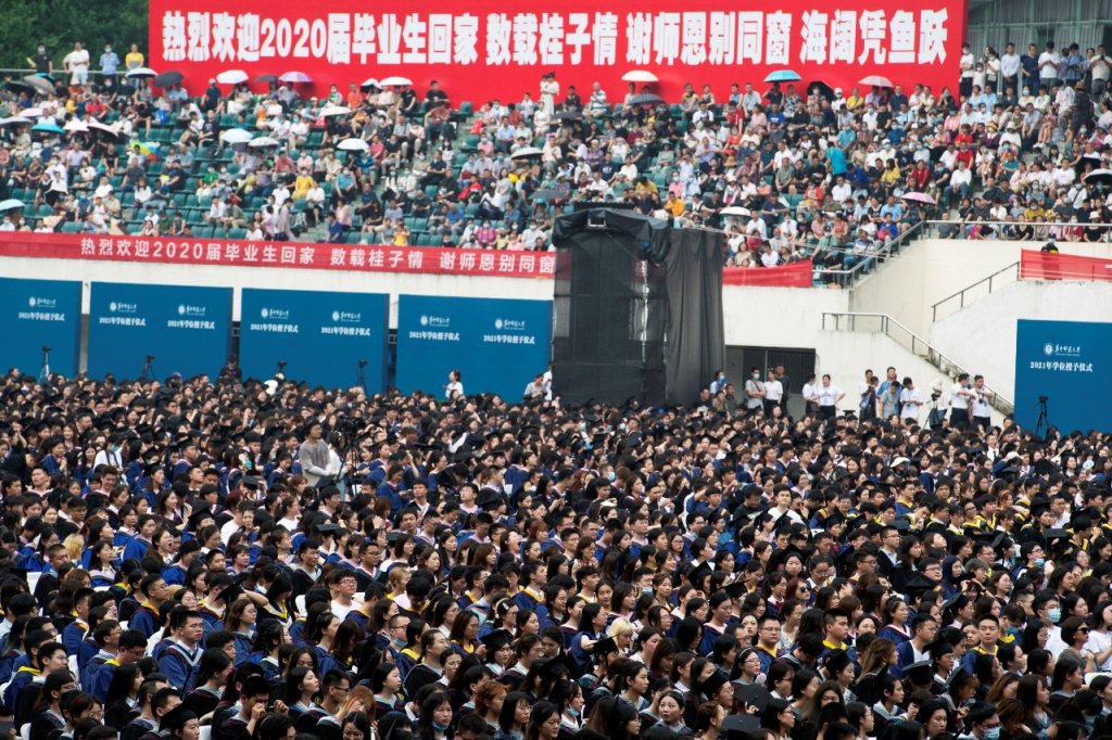 Sem distanciamento ou uso de máscara, Wuhan realiza formatura para mais de 11 mil alunos