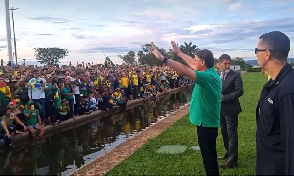 Bolsonaro reza com apoiadores no Alvorada, ouve gritos de ‘fica’, mas evita discurso