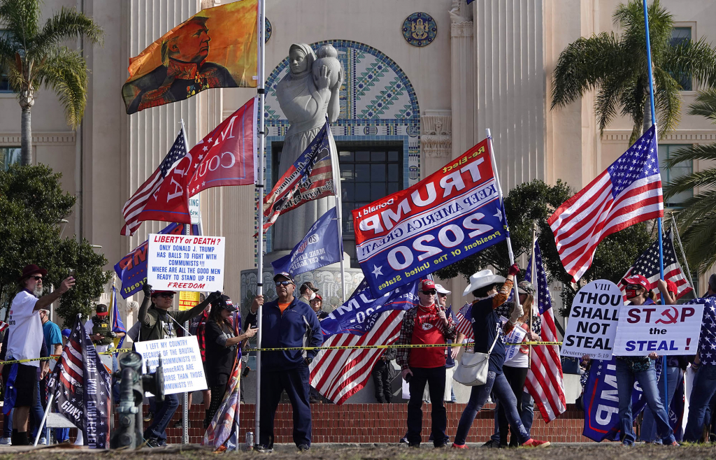 Manifestantes pró e contra Trump entram em conflito em San Diego