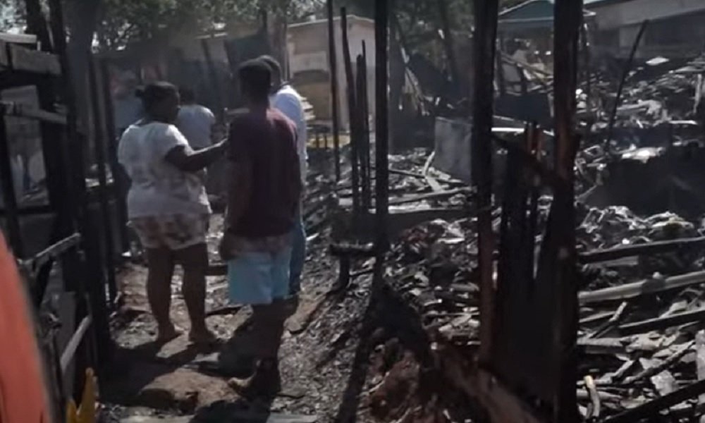 Moradores relatam desespero para salvar famílias durante incêndio em favela de SP