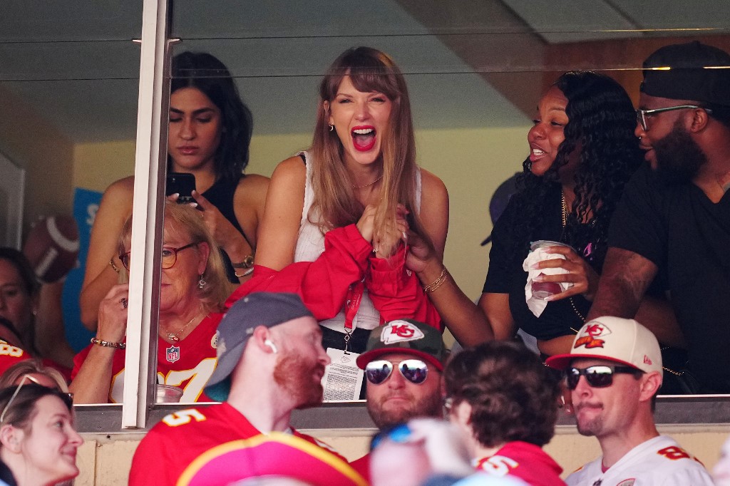 Taylor Swift vai ao jogo do Chiefs e confirma namoro com jogador de futebol americano; saiba quem é