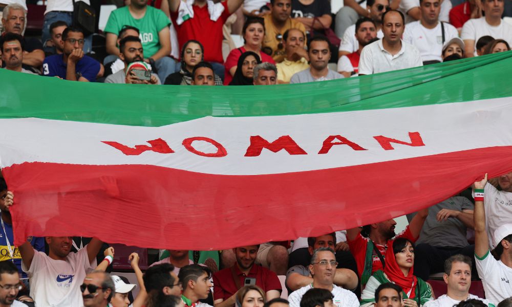Após 40 anos de proibição, mulheres poderão assistir a jogos de futebol masculino em estádios no Irã