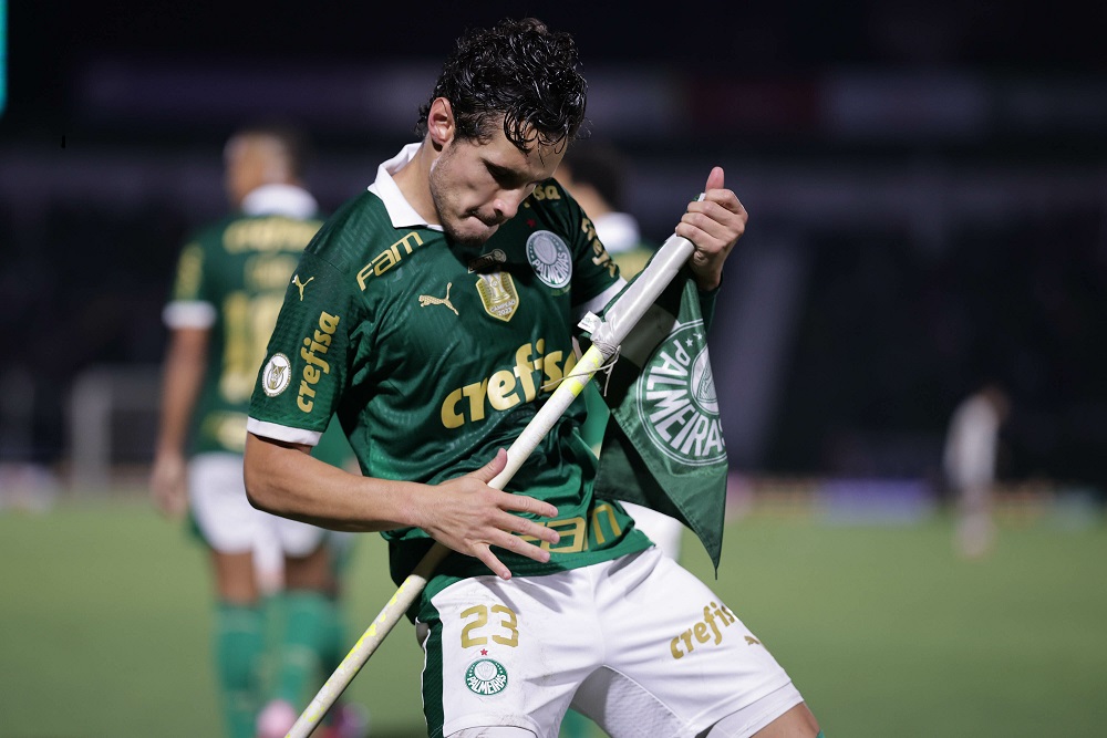 Com dois gols de pênalti, Palmeiras vence o Atlético-MG, sente o gostinho da liderança e termina noite a um ponto do Botafogo 