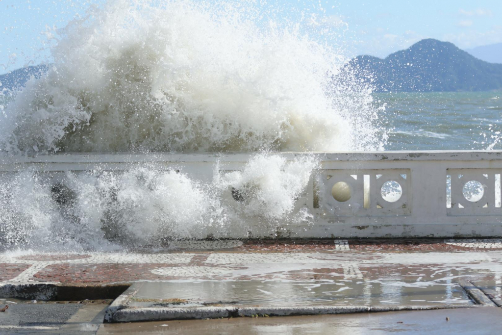 Marinha alerta para ressaca e ondas de até 2,5 metros de altura em Santos