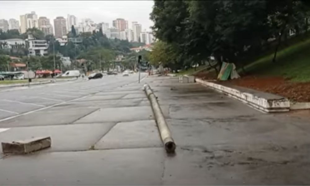 Moradores do bairro do Pacaembu denunciam restos de obras do estádio jogados nas calçadas
