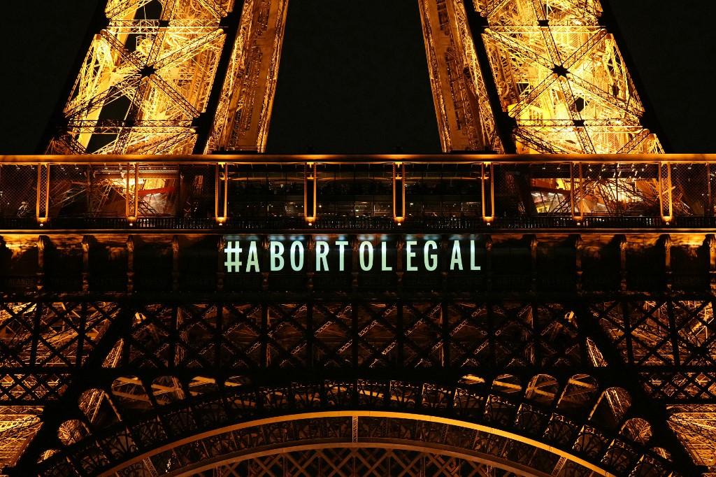 França se torna primeiro país a garantir direito ao aborto na Constituição