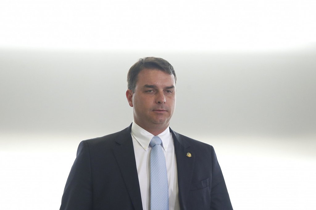 Flávio Bolsonaro diz que novas restrições são ações ‘ditatoriais’