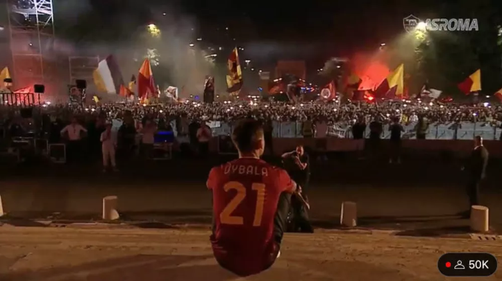Paulo Dybala é recepcionado por multidão de torcedores em apresentação na Roma; assista