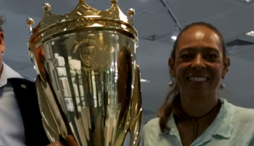 Filha de Pelé é convidada pelo Palmeiras para expor troféu de campeão paulista