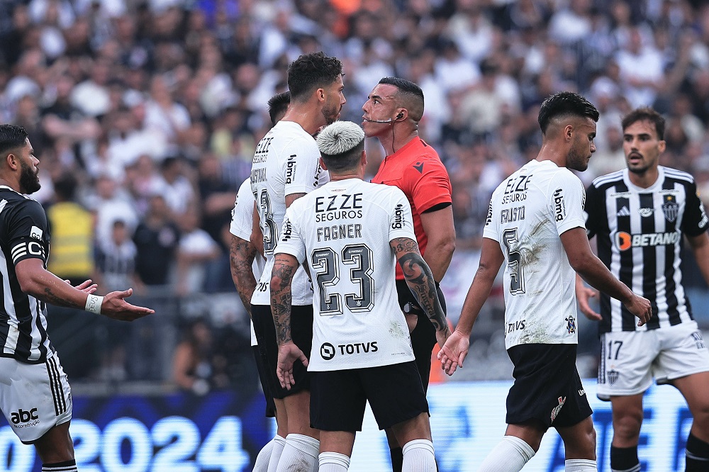 Corinthians joga um tempo inteiro com um a mais, mas só empata com o Atlético-MG na estreia do Brasileiro