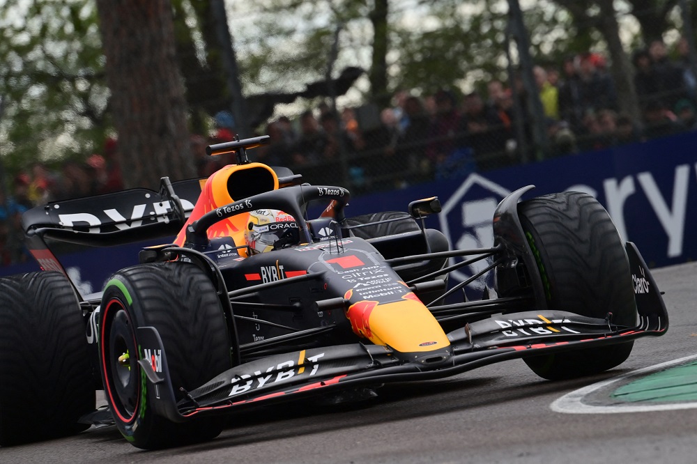 Verstappen vence o GP de Emilia-Romagna com uma volta de diferença sobre Hamilton