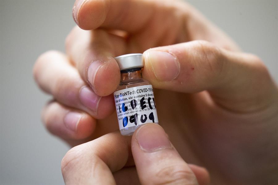 Vacina da Pfizer-BioNTech está sendo testada contra nova cepa do coronavírus