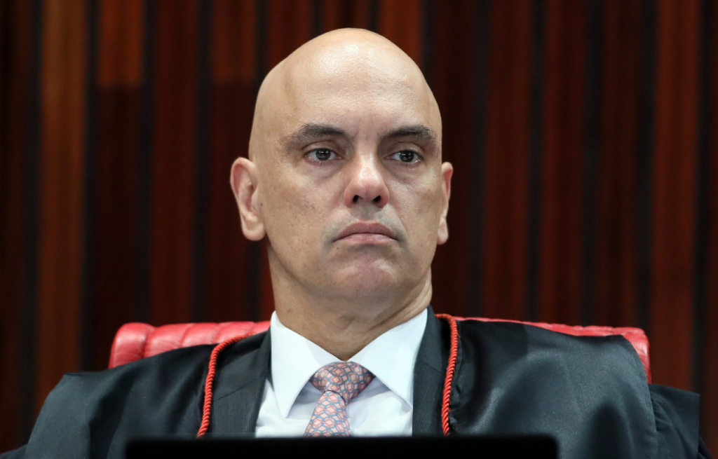Moraes nega pedido de Zambelli para reativação de suas redes sociais