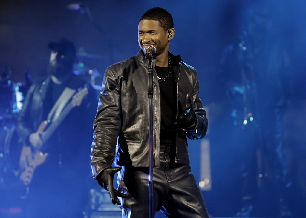 Usher se apresenta no show do intervalo do Super Bowl em Las Vegas