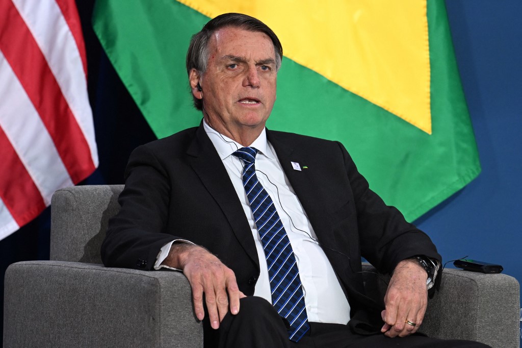 PGE entra com ação contra Bolsonaro por criticar urnas em reunião com embaixadores