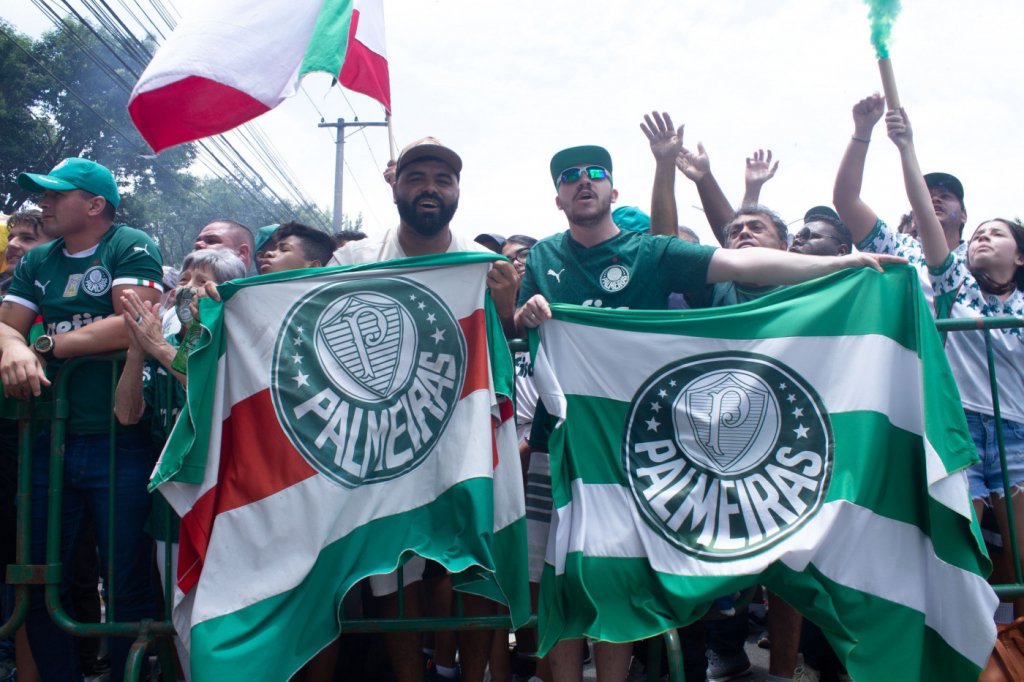 Torcida do Palmeiras faz festa antes de embarque: ‘A Libertadores é obsessão’ 