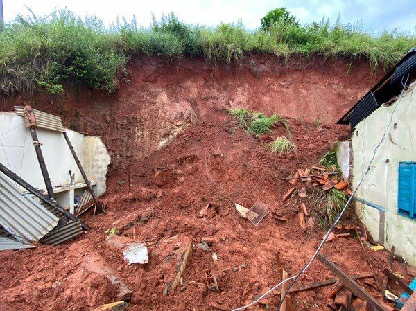 Três pessoas morrem soterradas em deslizamento de terra em Caratinga (MG)