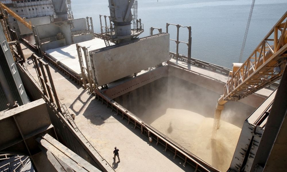 Portos voltam a funcionar na Ucrânia, mas Rússia afirma que exportação de cereais depende do Ocidente